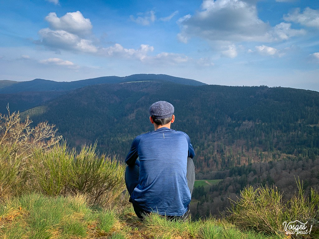 Randonneur admirant le paysage depuis la Roche des Fées dans le Massif des Vosges
