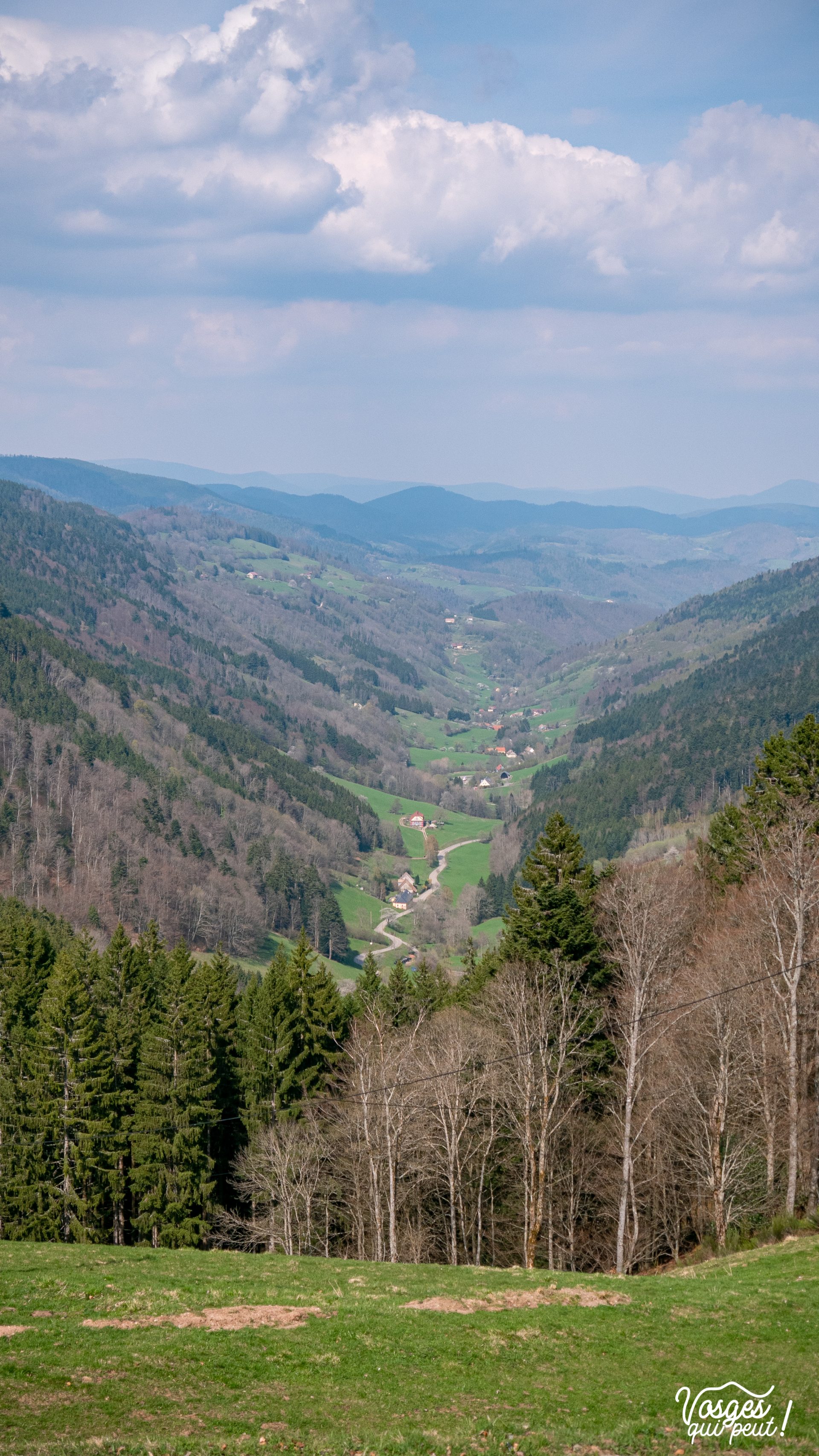 Vue sur la vallée de Sainte-Marie-aux-Mines depuis le col des Bagenelles dans le Massif des Vosges