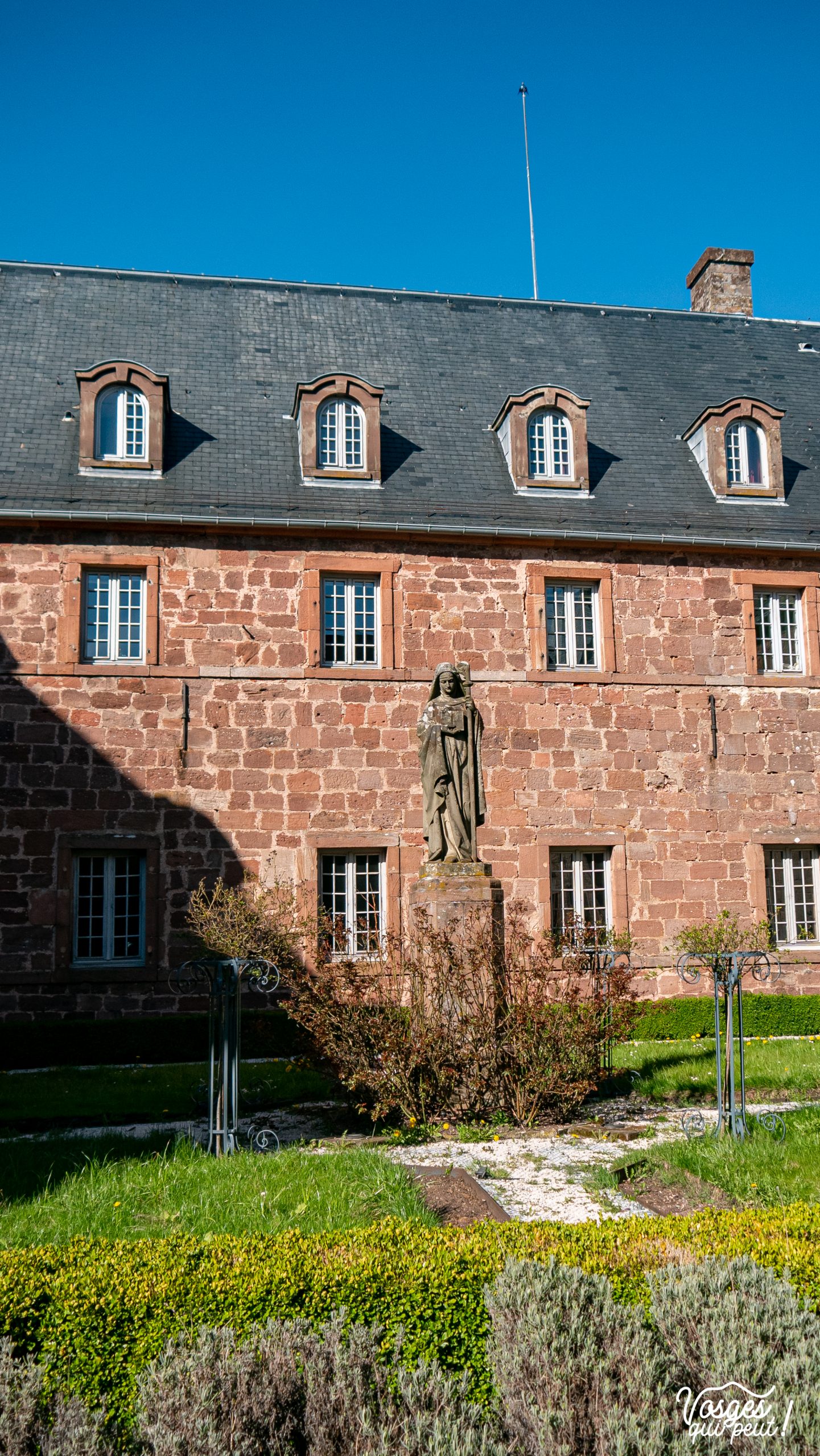 Statue de Sainte-Odile au couvent sommital dans le Massif des Vosges