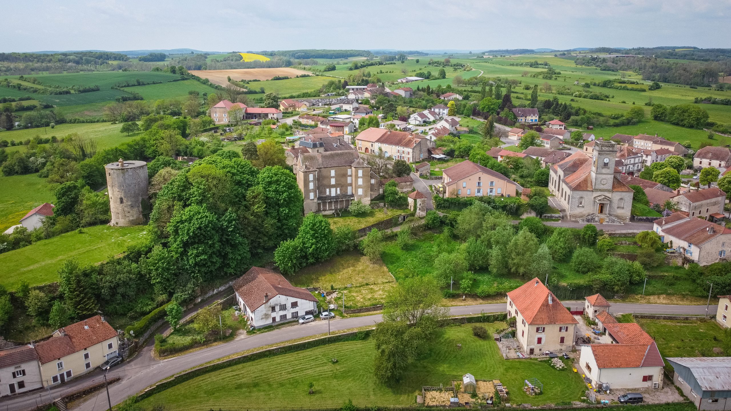 Vue aérienne du village de Passavant-la-Rochère dans les Vosges du Sud