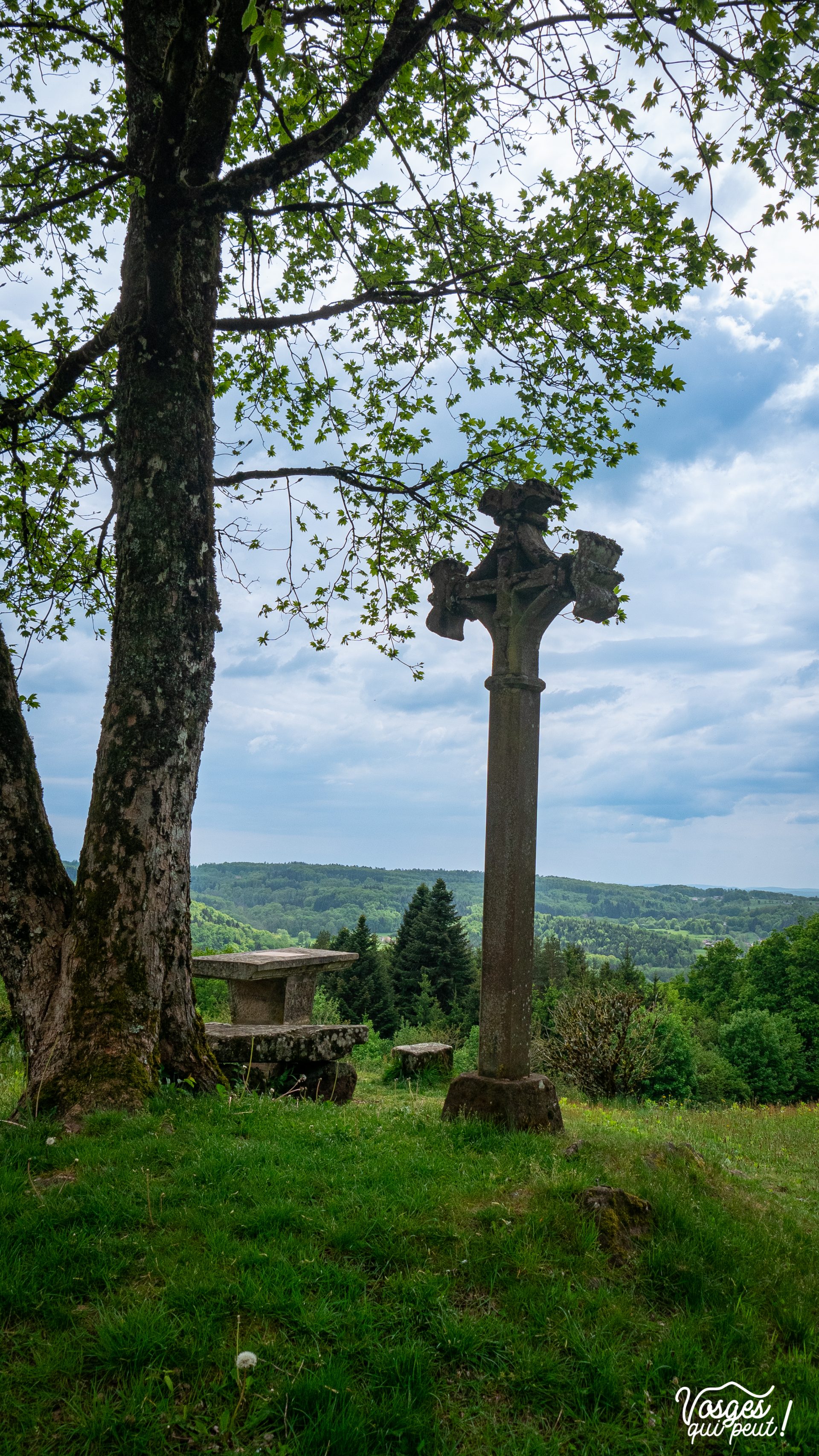 Calvaire au pied de la chapelle St-Colomban dans les Vosges du Sud