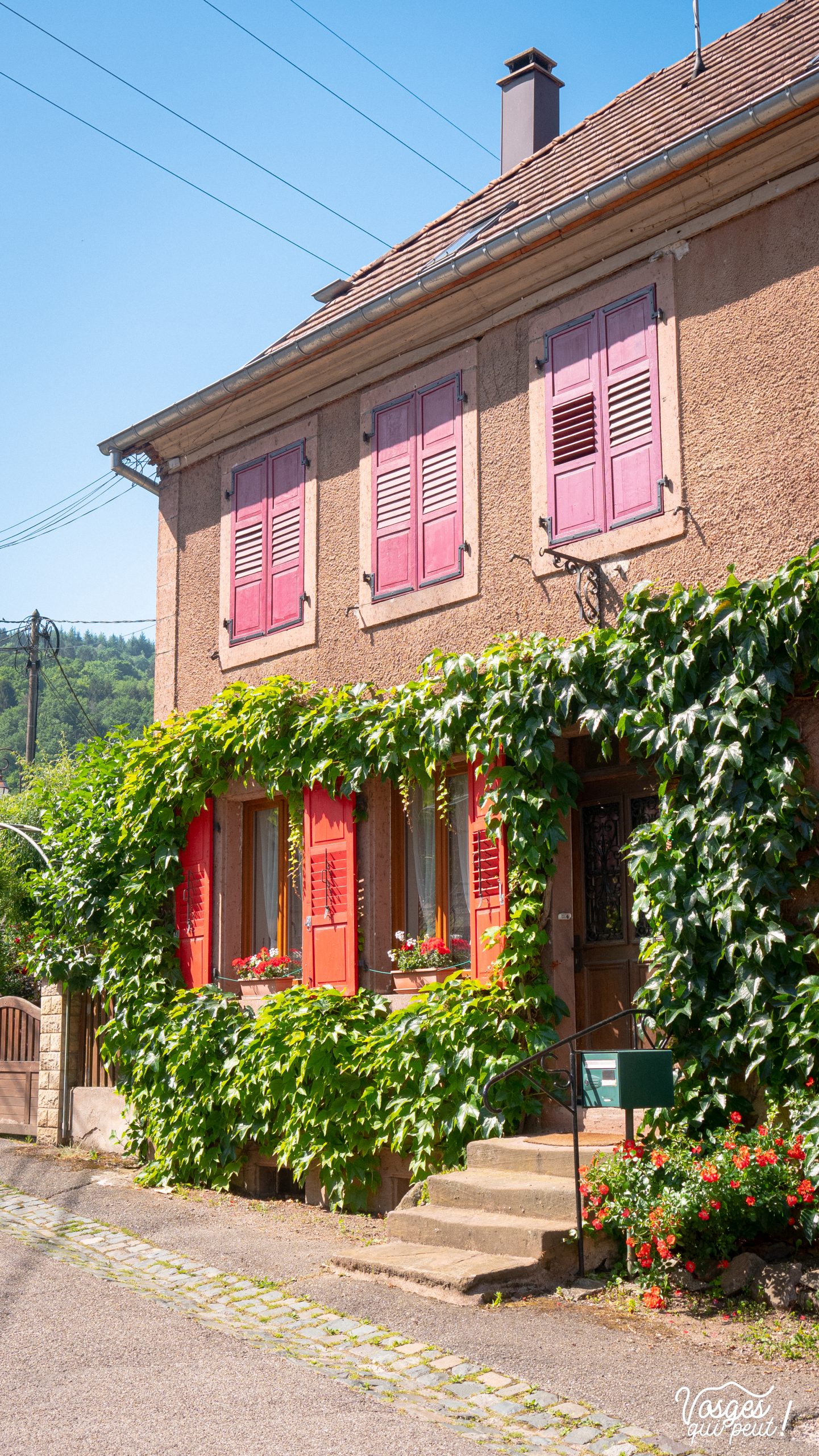 Maison fleurie dans Russ, un village du Massif des Vosges