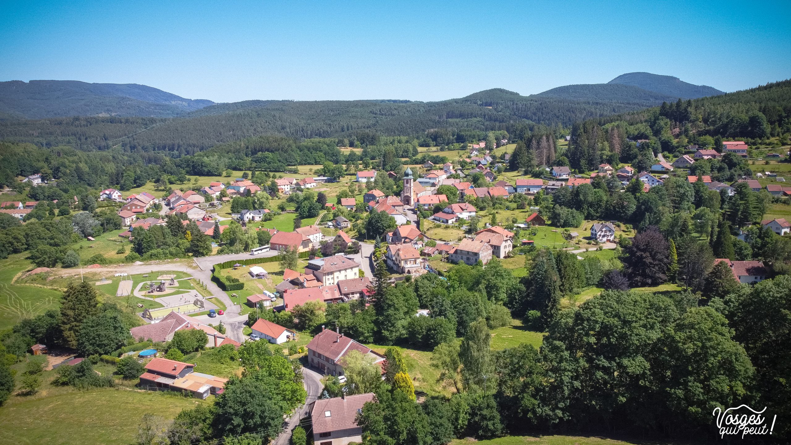 Vue aérienne de Saulxures dans le Massif des Vosges