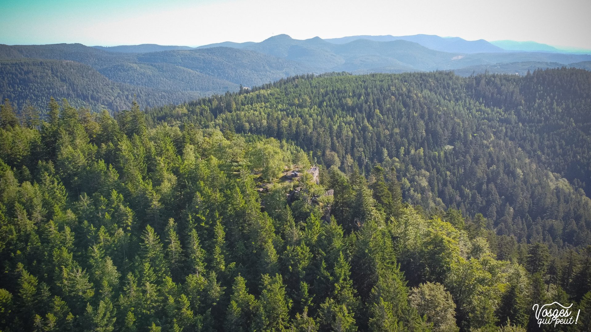 Vue aérienne sur la Chatte Pendue dans le Massif des Vosges