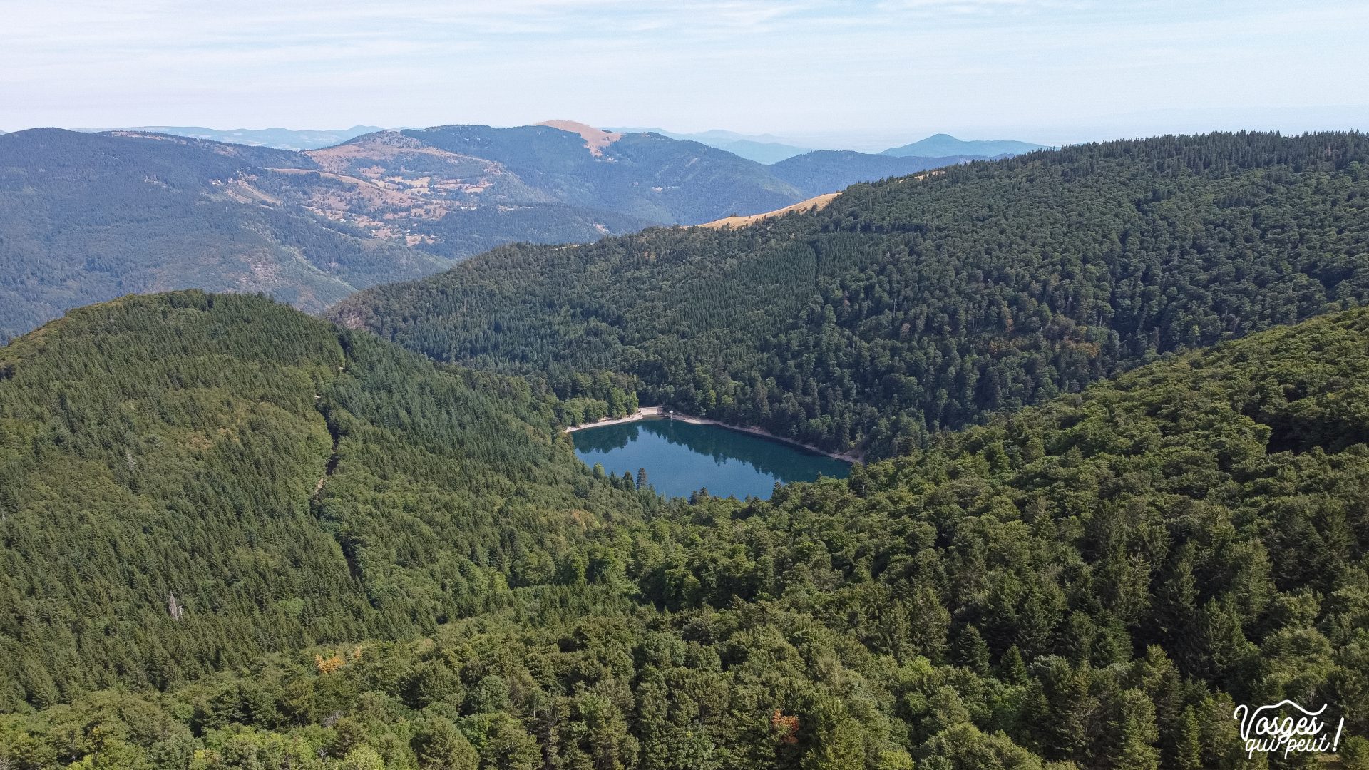 Vue aérienne du lac du Ballon dans le Massif des Vosges