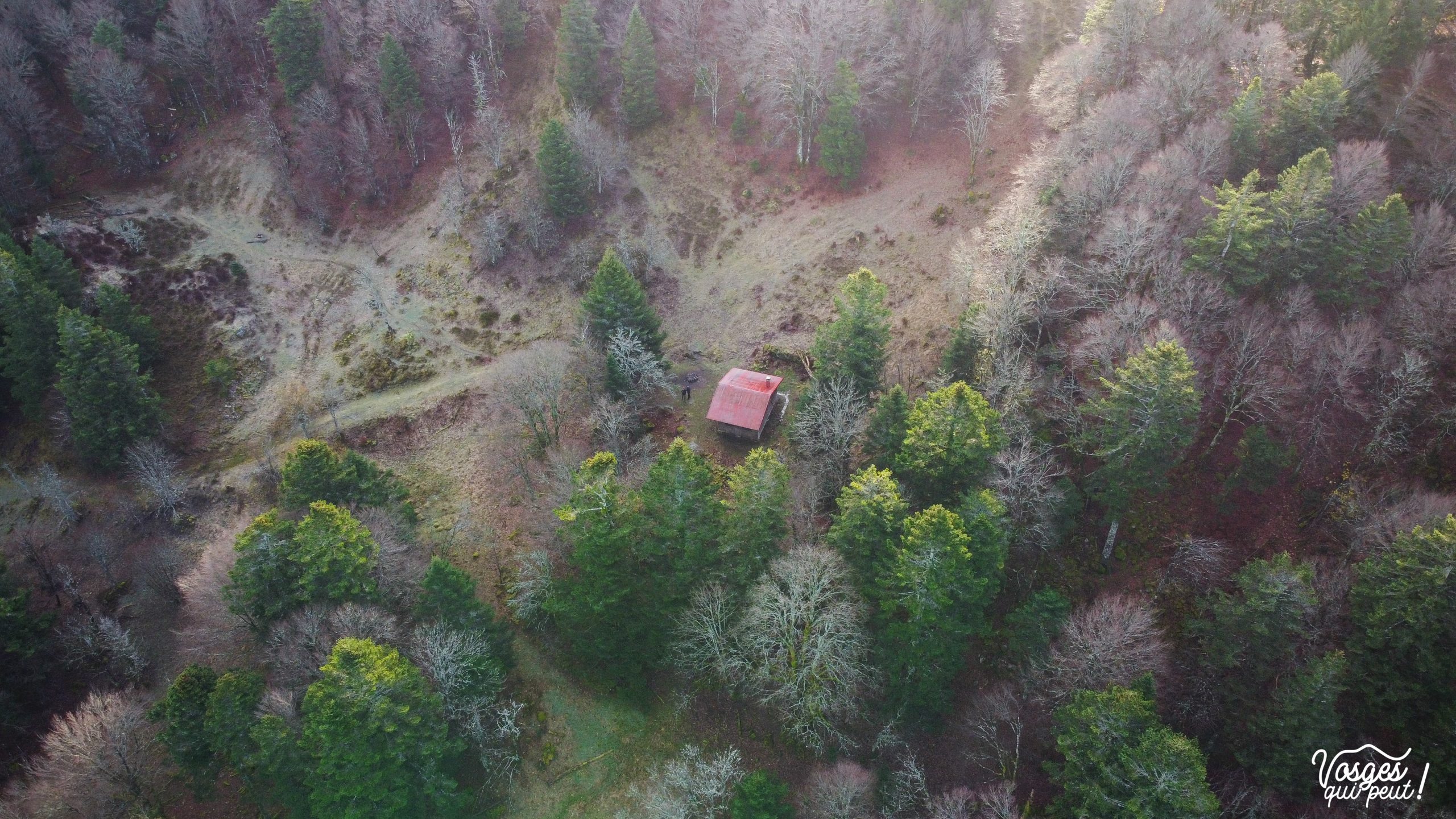 Vue aérienne de la cabane de la Petite Chaume dans le Massif des Vosges