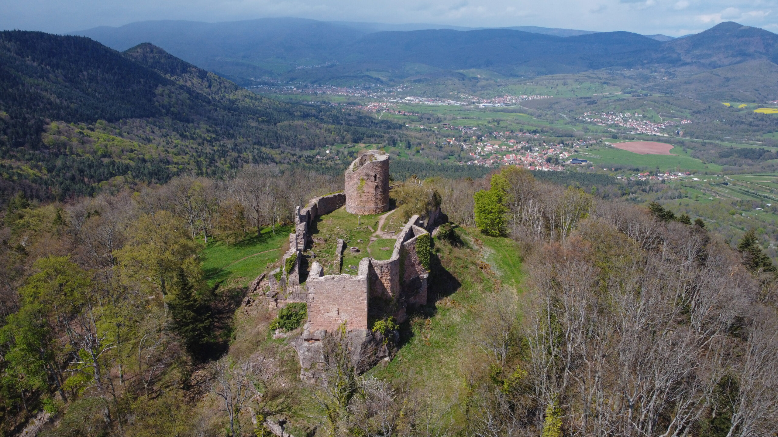 Vue aérienne du château du Frankenbourg dans le Massif des Vosges