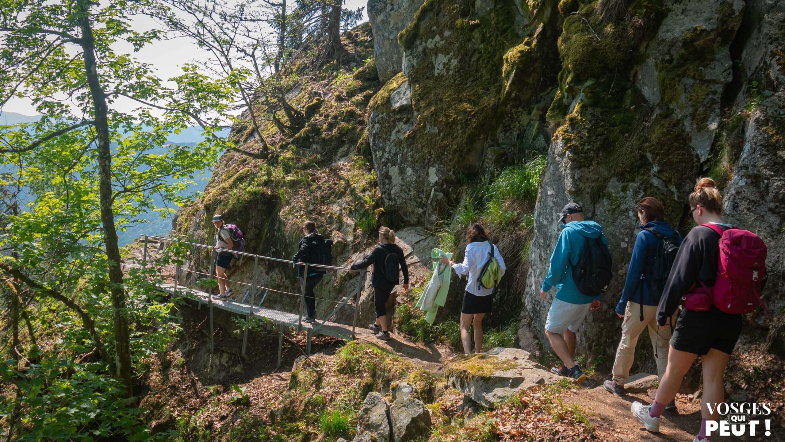 Randonneurs sur le sentier des Roches dans le Massif des Vosges
