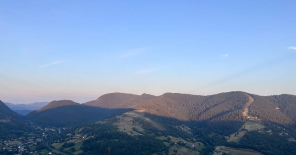 Vue sur la vallée de Bussang dans le Massif des Vosges depuis la Tête des Révolles