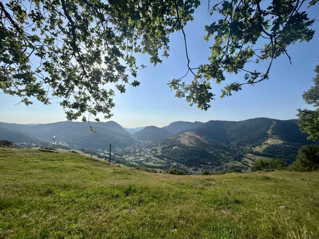 Vue sur la vallée de Bussang depuis la Tête des Révolles dans le Massif des Vosges