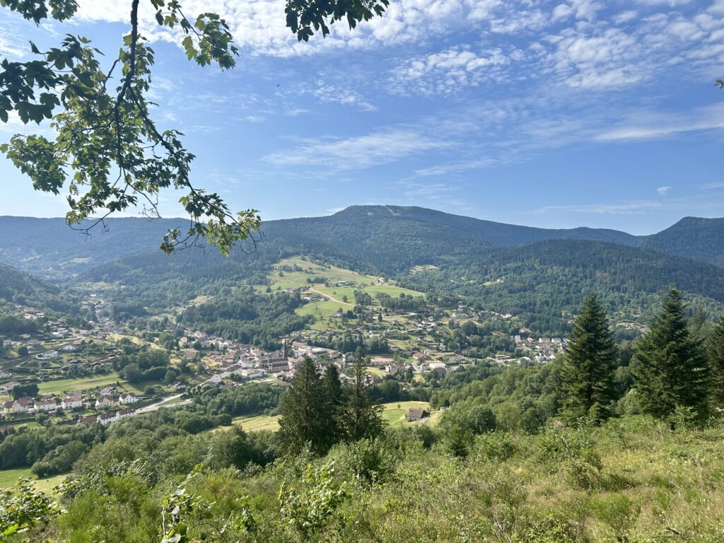 Le village de St-Maurice-sur-Moselle dans le Massif des Vosges