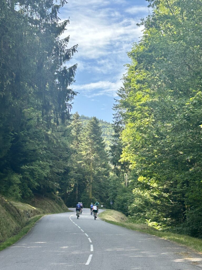 Cyclistes sur la route du col du Ballon