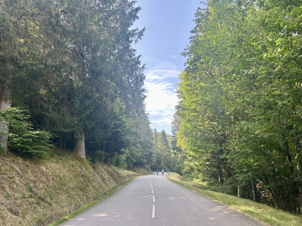 Cyclistes sur la route du col du Ballon dans le Massif des Vosges