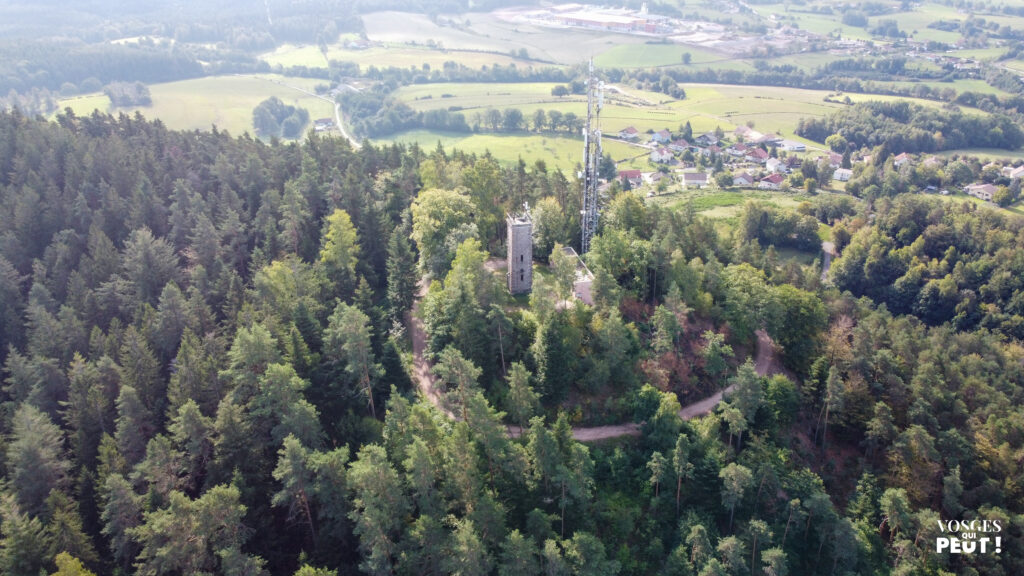 La tour de l'Avison au dessus de Bruyères dans les Vosges