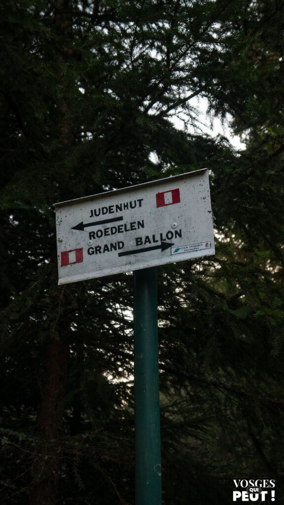 Panneau directionnel de randonnée dans le Massif des Vosges