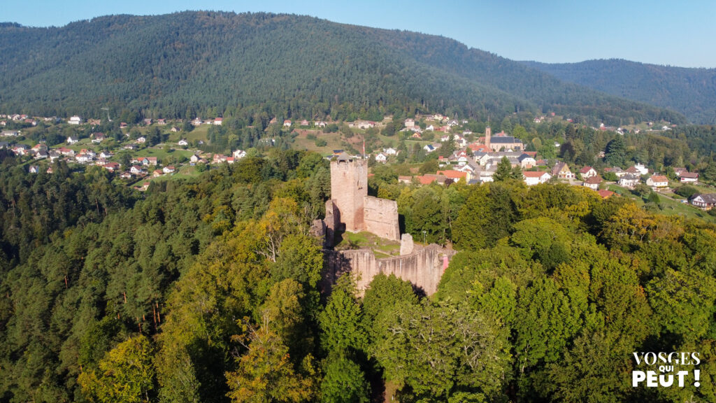 Vue aérienne sur le château de Wangenbourg dans le Massif des Vosges