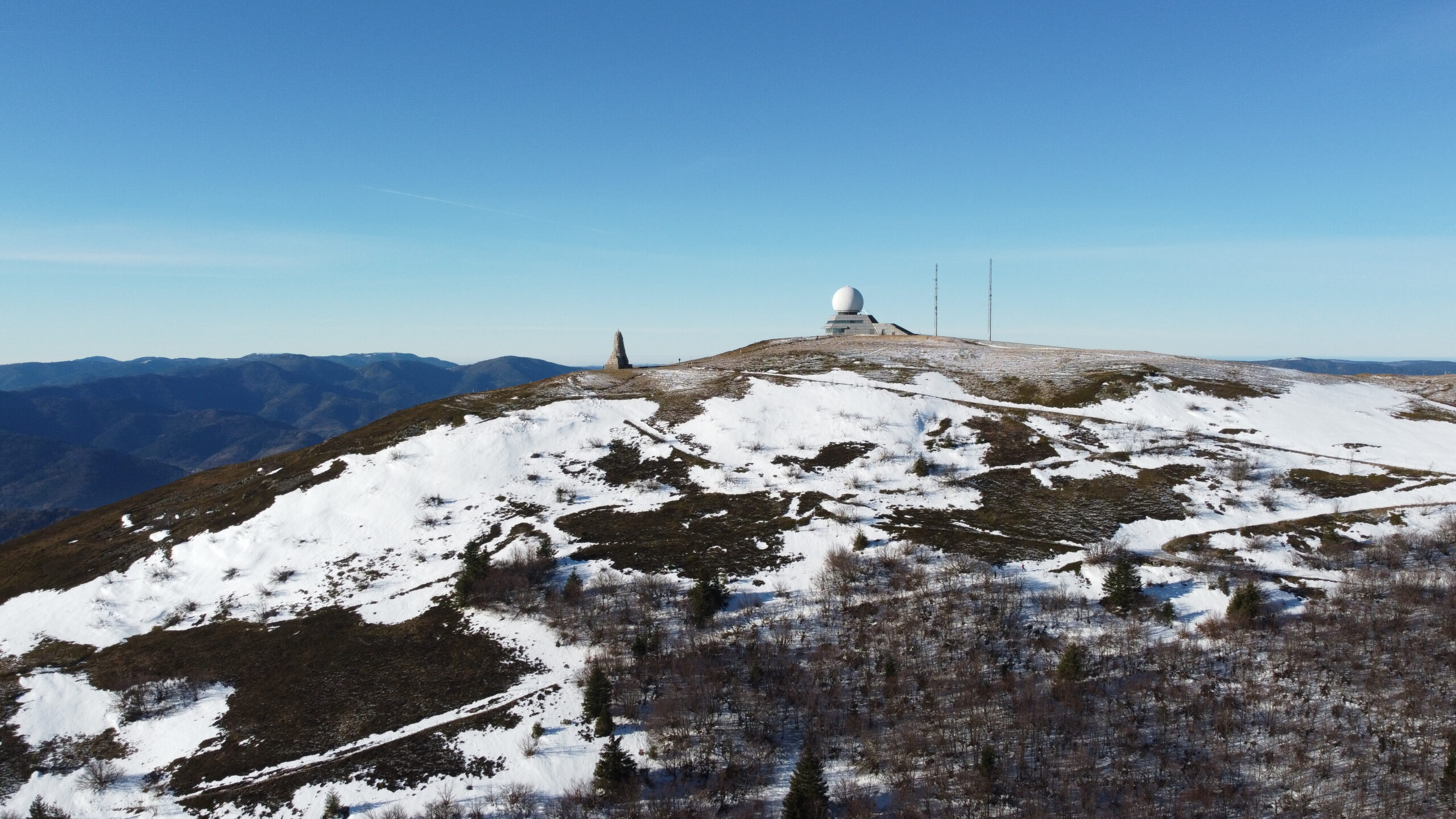 Vue aérienne du Grand Ballon en hiver, dans le Massif des Vosges