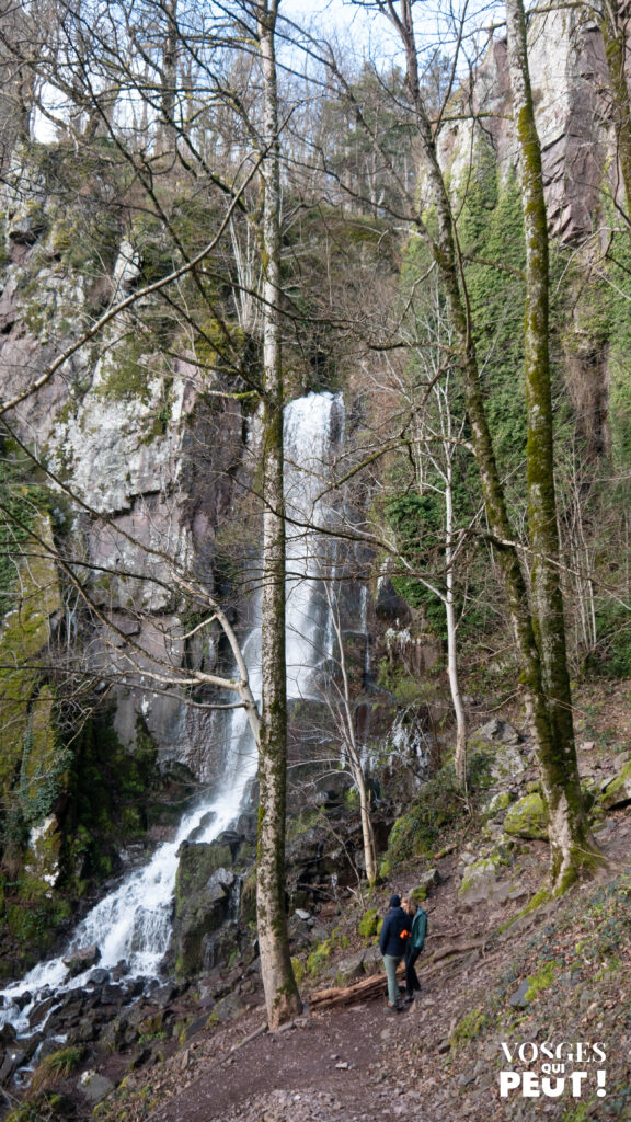 Randonneurs devant la cascade du Nideck
