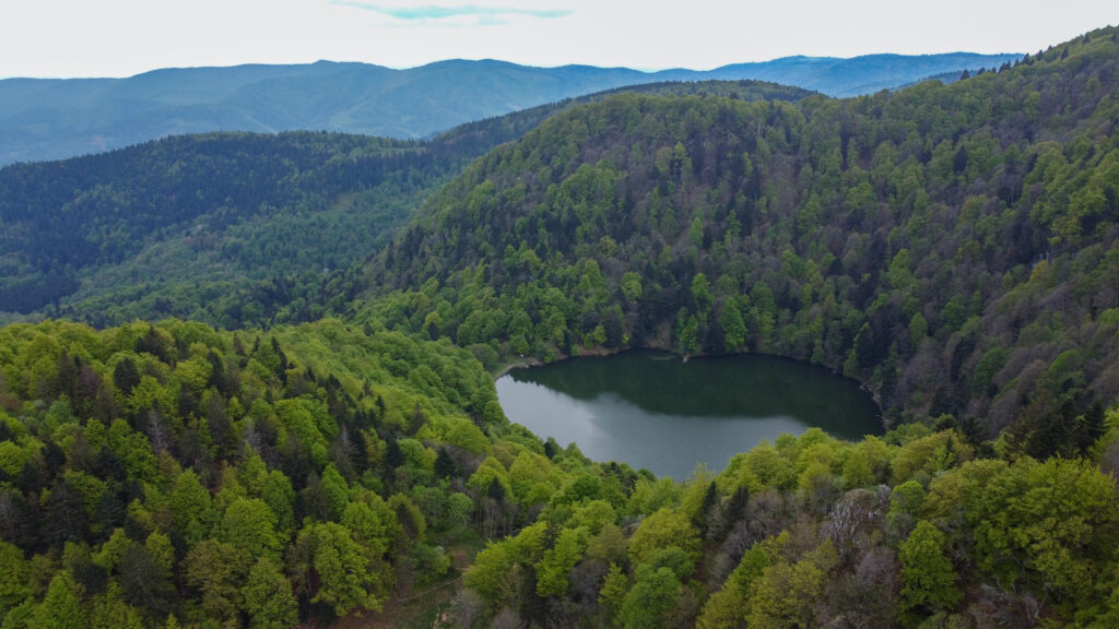 Vue aérienne sur le lac des Perches dans le massif des Vosges