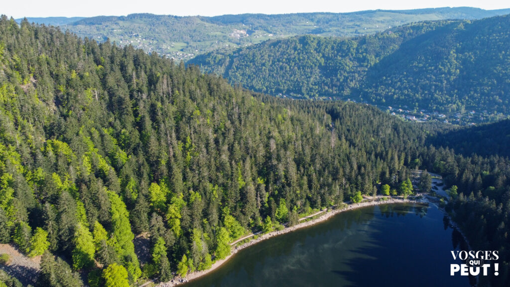 Vue aérienne sur le lac des Corbeaux dans le massif des Vosges