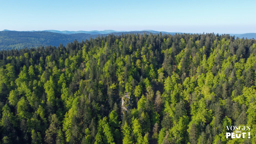La Roche du Lac au dessus du lac des Corbeaux dans le massif des Vosges