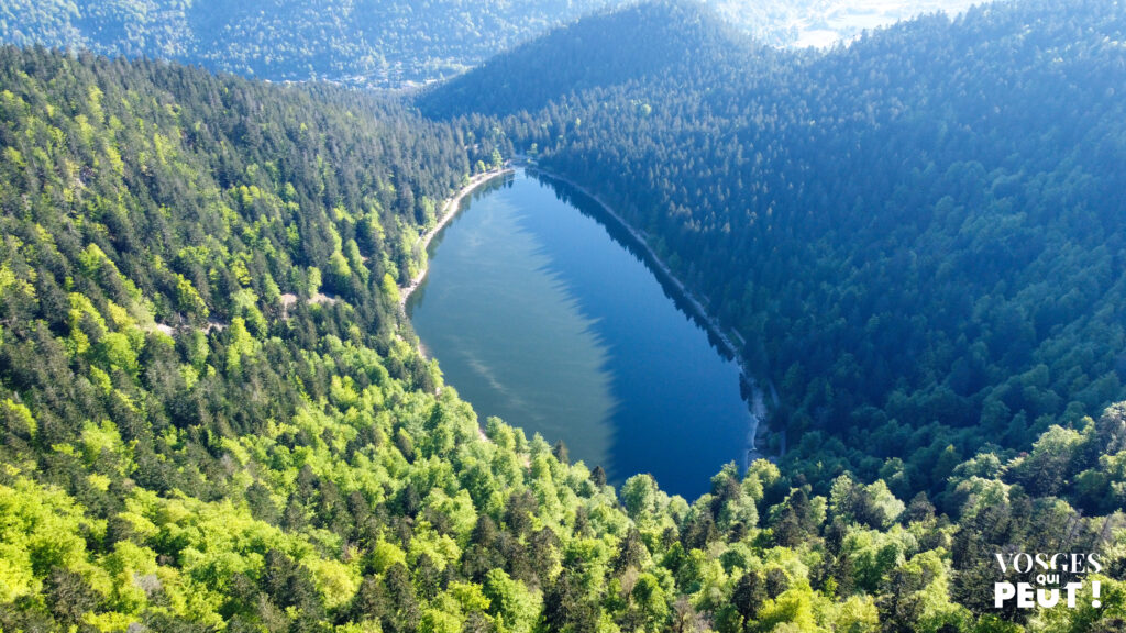 Vue aérienne sur le lac des Corbeaux dans le massif des Vosges
