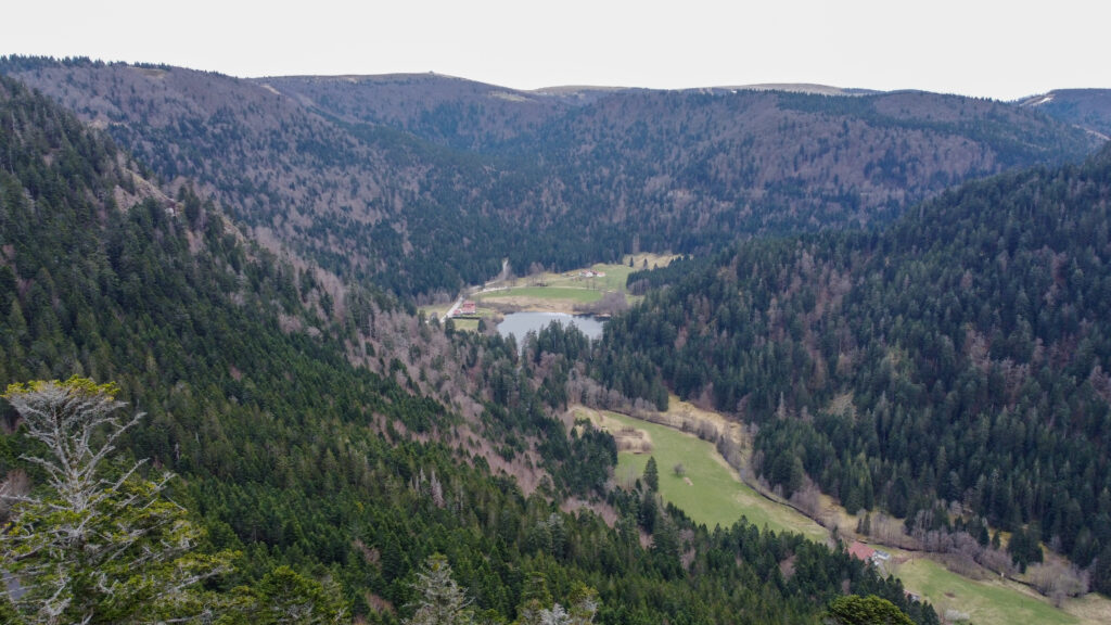 Le Hohneck et le lac de Retournemer depuis la Belle Roche dans le massif des Vosges