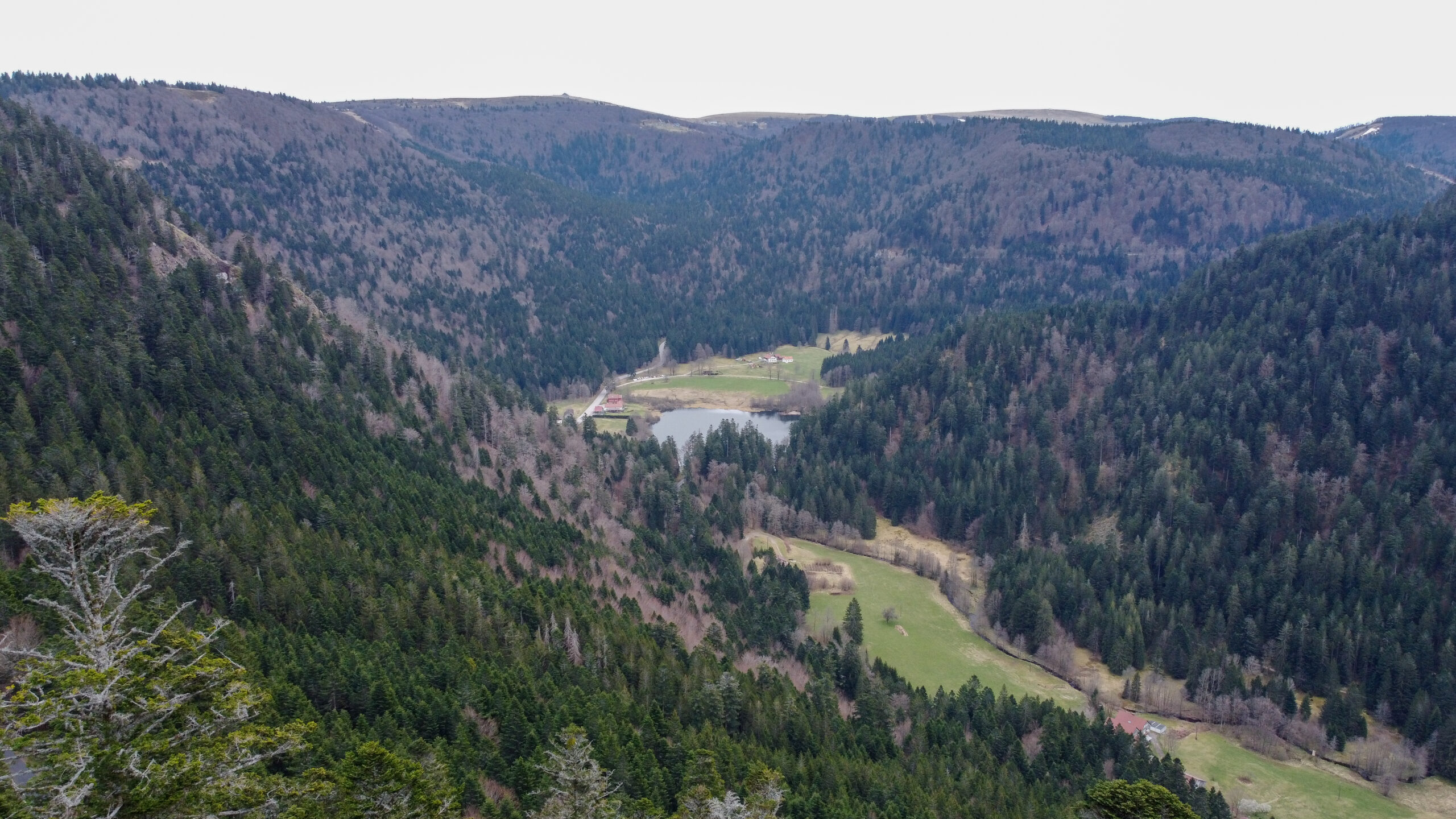 Le Hohneck et le lac de Retournemer depuis la Belle Roche dans le massif des Vosges