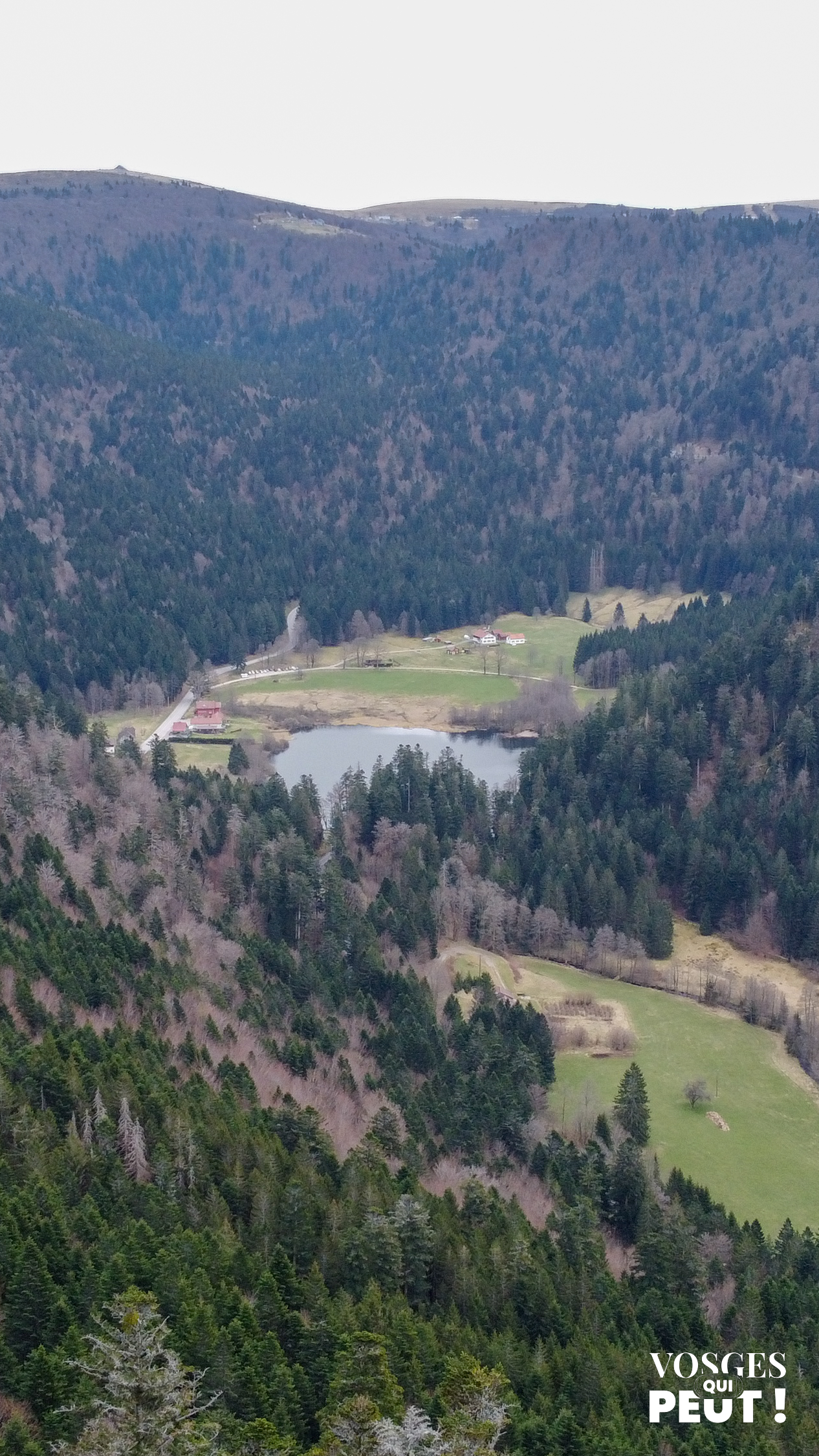 Vue sur lac de Retournemr et le Hohneck depuis la Belle Roche