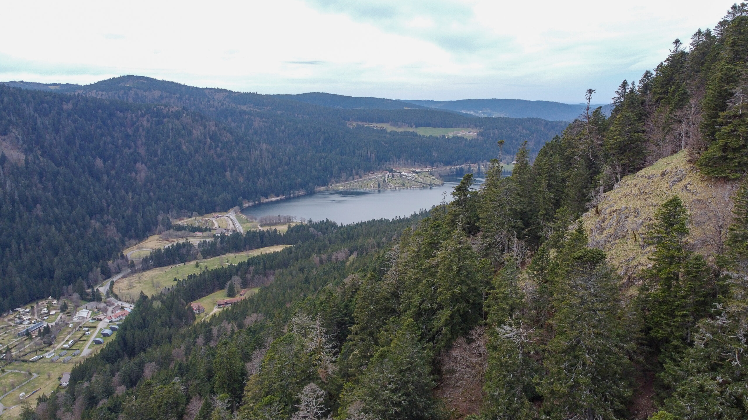 Le lac de Longemer dans le massif des Vosges depuis la Belle Roche