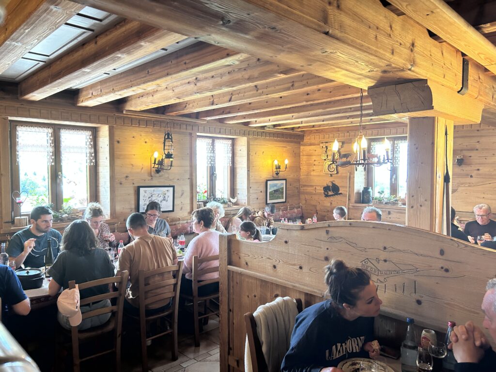 La salle à manger de la ferme-auberge du Firstmiss dans le massif des Vosges