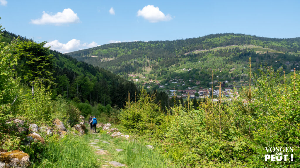 Randonneurs descendant vers Ventron dans le massif des Vosges