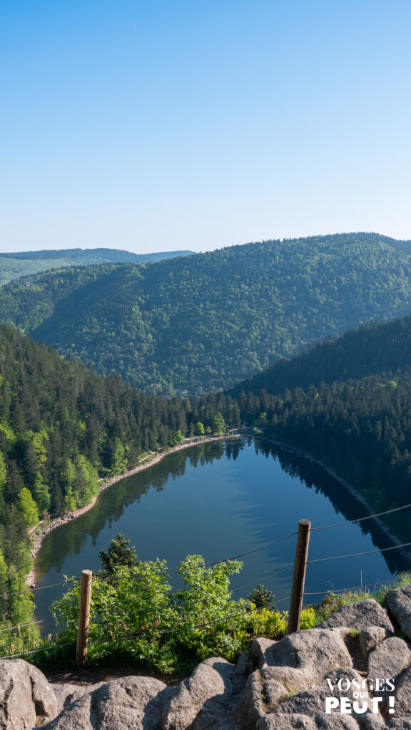 Vue sur le lac des Corbeaux depuis la Roche du Lac