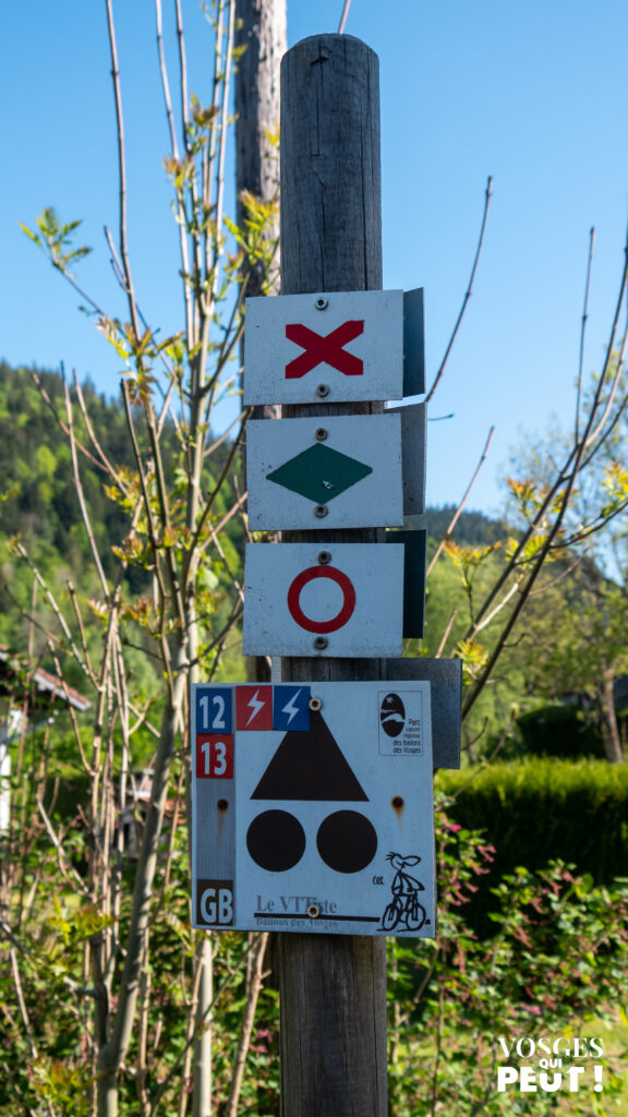 Panneau directionnel pour randonneurs dans le massif des Vosges