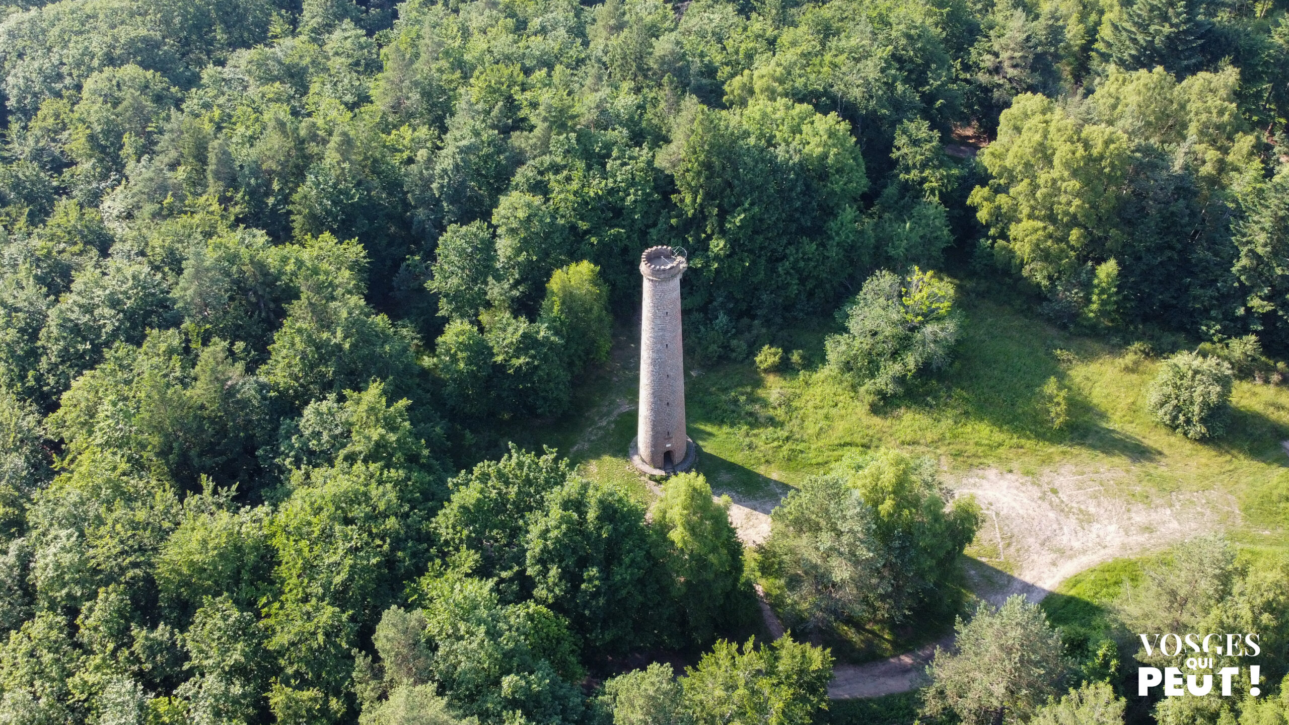 Vue aérienne du Grand Wintersberg dans les Vosges du Nord, massif des Vosges