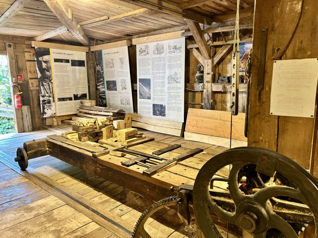 L'intérieur de la scierie du Lançoir dans le massif des Vosges