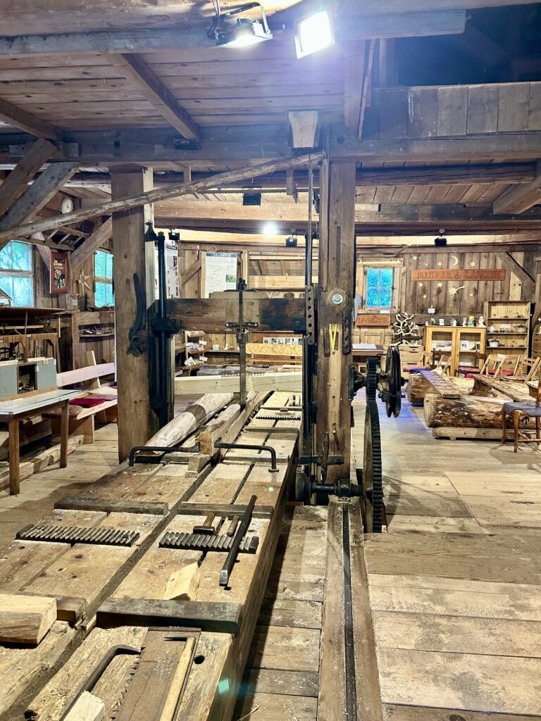 L'intérieur de la scierie du Lançoir dans le massif des Vosges