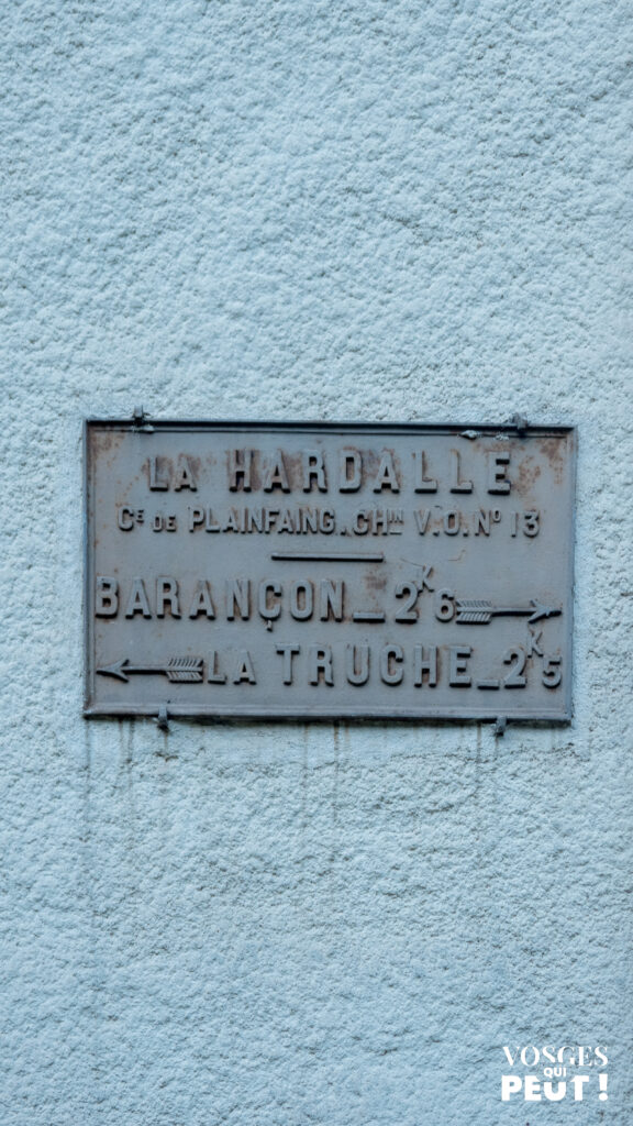 Panneau directionnel vintage dans le massif des Vosges