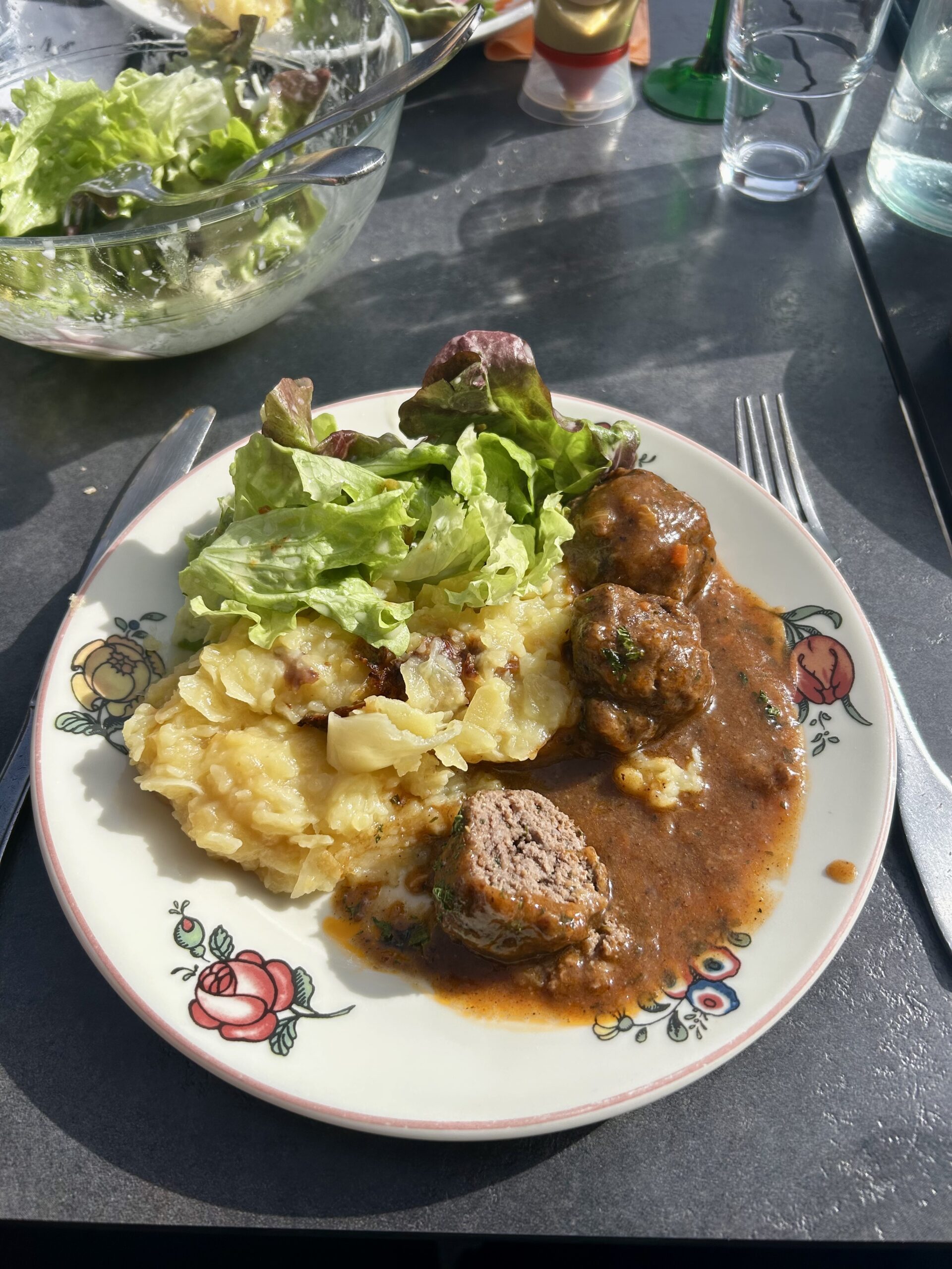Boulettes en sauce, purée et salade à la ferme-auberge du Gaschney