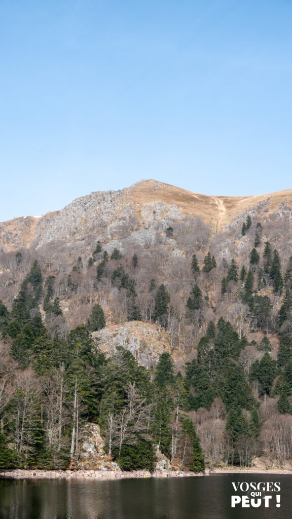 Vue sur les sommets des Vosges depuis le lac du Schiessrothried dans le massif des Vosges