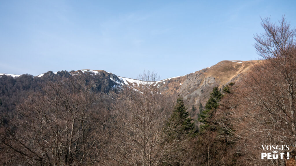 Vue sur les crêtes depuis le Schiessroth dans le massif des Vosges