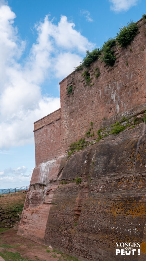 Le mur d'enceinte du château de Lichtenberg dans les Vosges du Nord