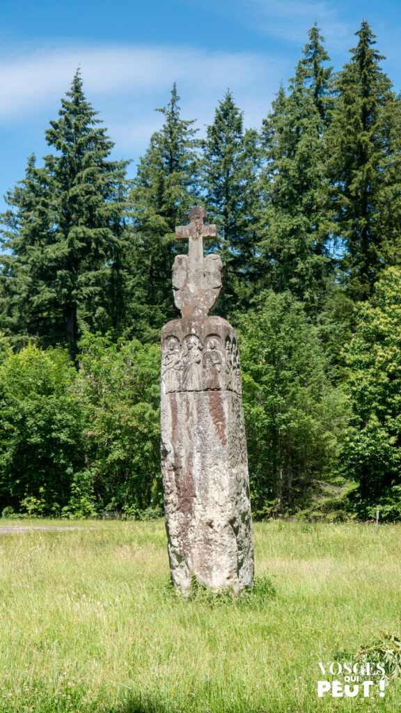 La Pierre des Douze Apôtre dans une clairière des Vosges du Nord