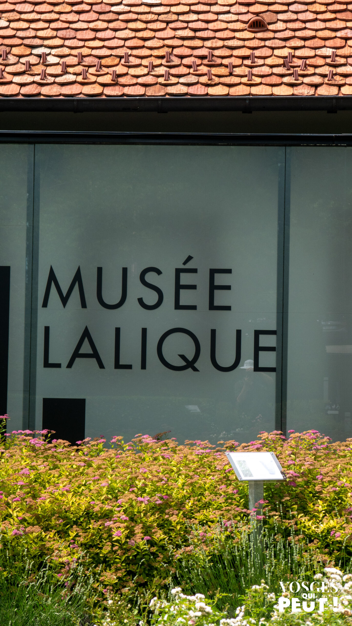 Panneau en verre avec l'inscription Musée Lalique à Wingen-sur-Moder dans les Vosges du Nord
