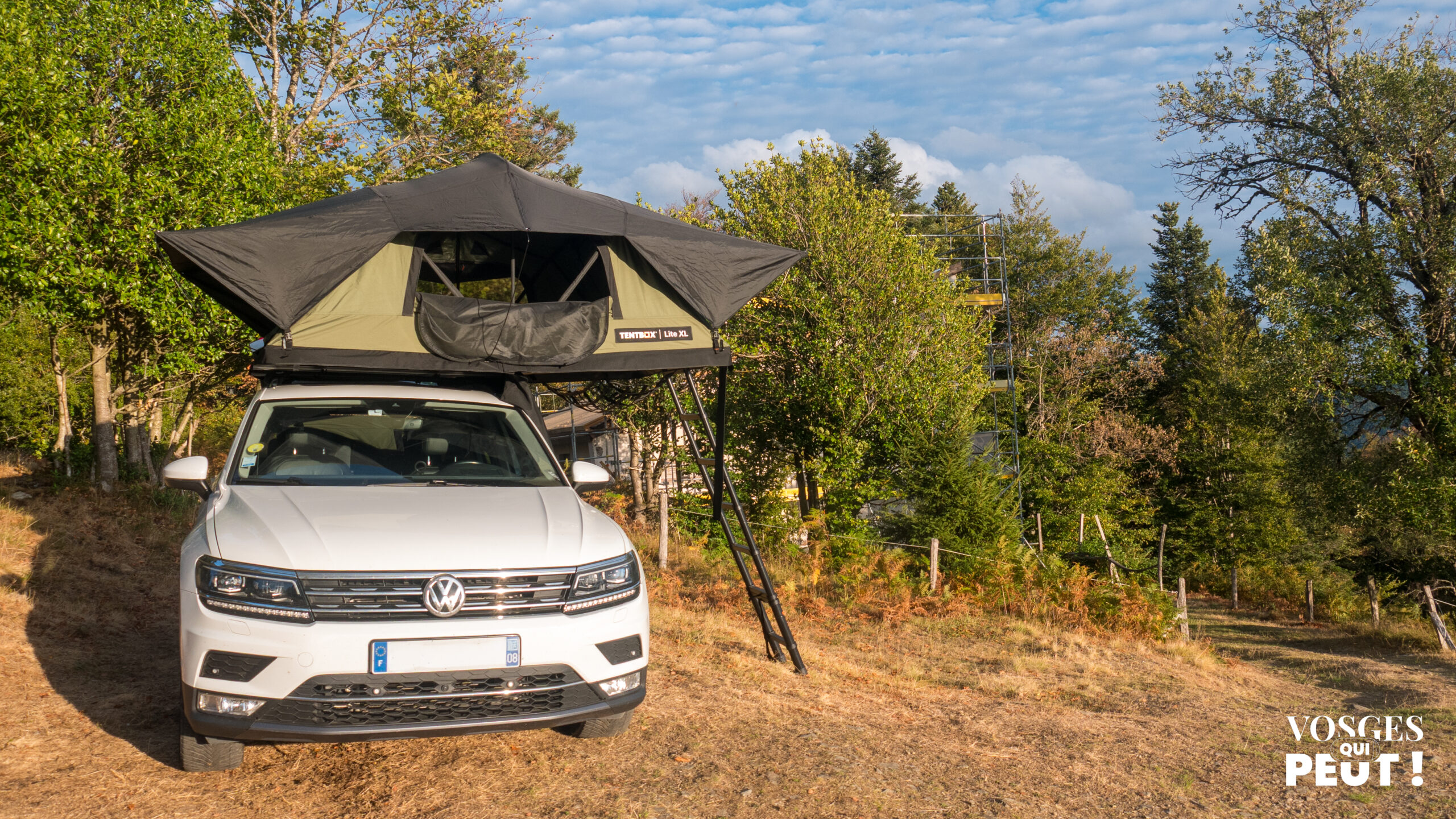 Tente de toit TentBox installée sur une voiture dans le massif des Vosges
