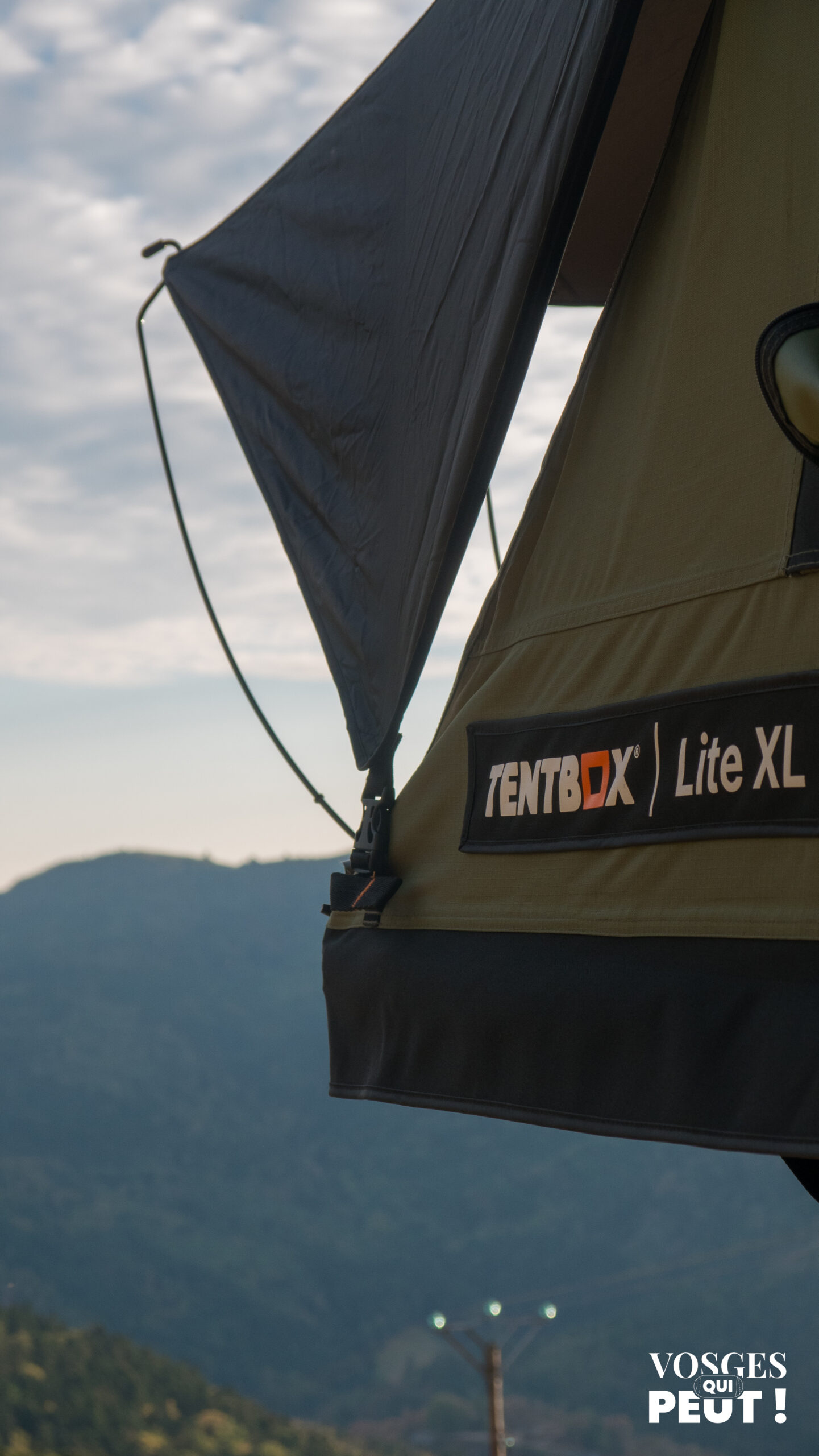 Tente de toit TentBox installée sur une voiture dans le massif des Vosges