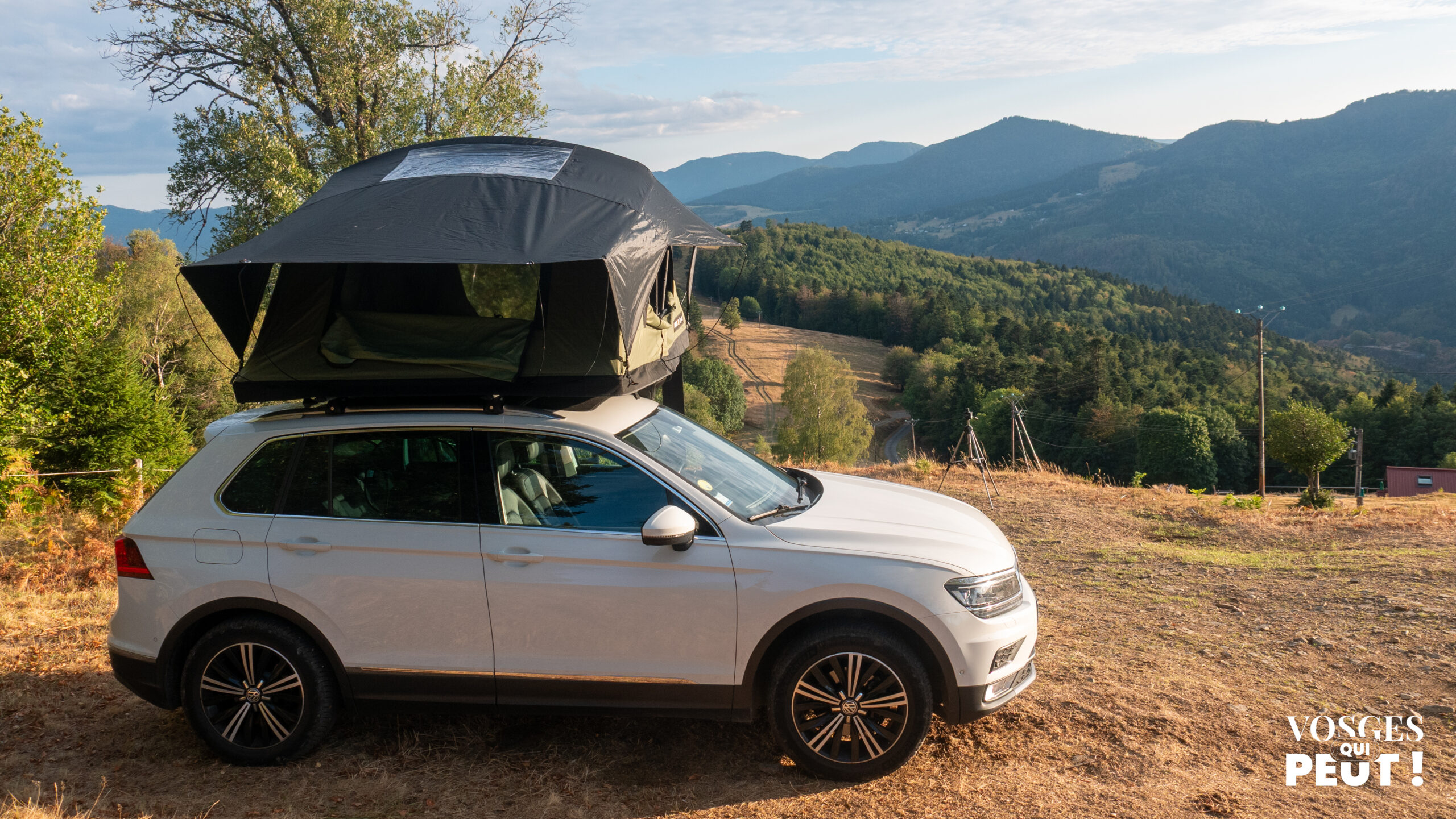Tente de toit TentBox installée sur une voiture dans le massif des Vosges