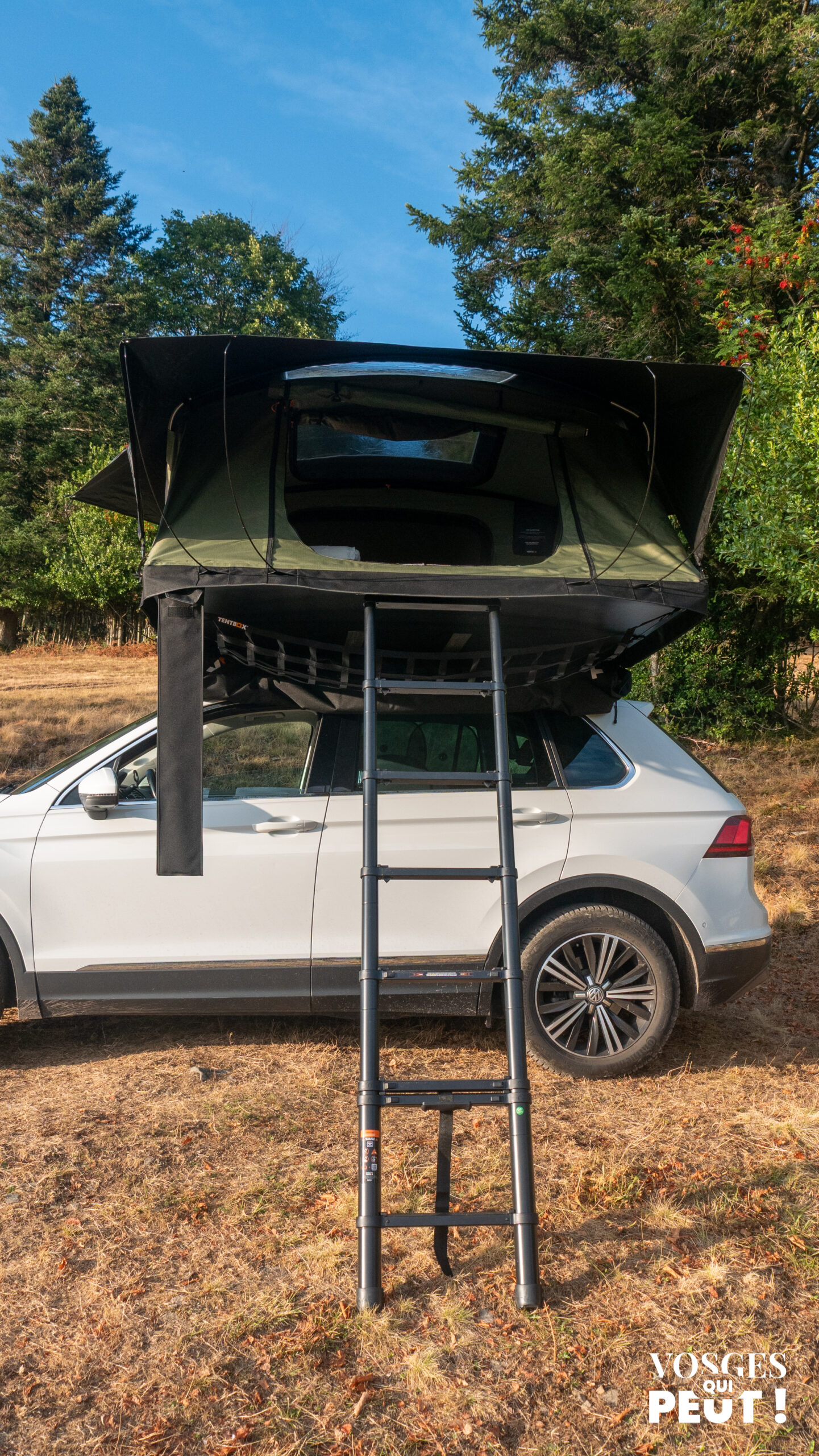 Tente de toit TentBox installée sur une voiture dans le massif des Vosges