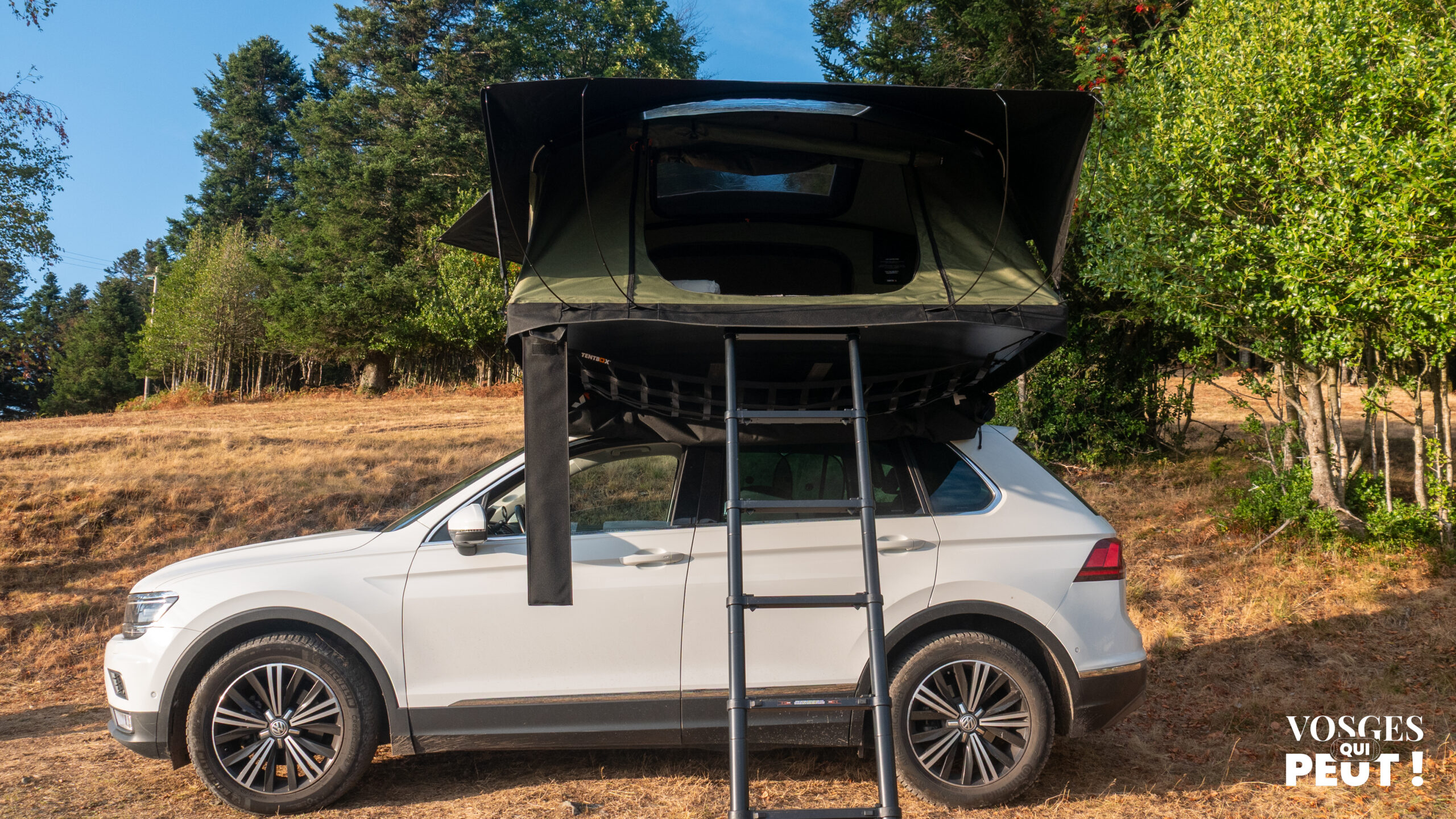 Tente de toit TentBox installée sur une voiture dans le massif des Vosges