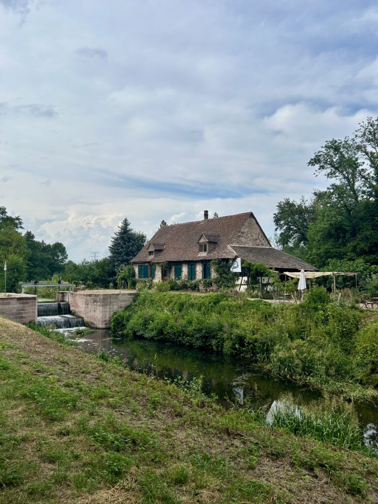 Balade poussette Strasbourg : maison ancienne au bord d'une écluse du canal de la Bruche